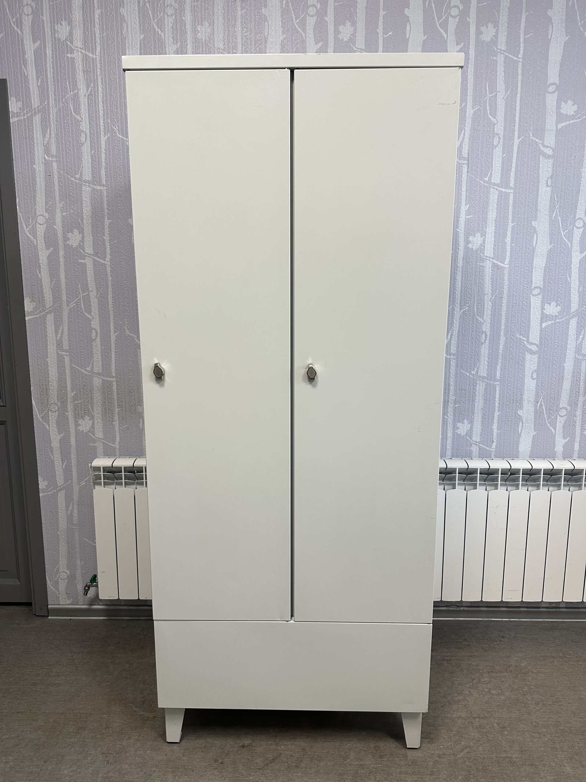 Valge garderoobikapp/metall riidekapp 2 uksega 80x54x192cm