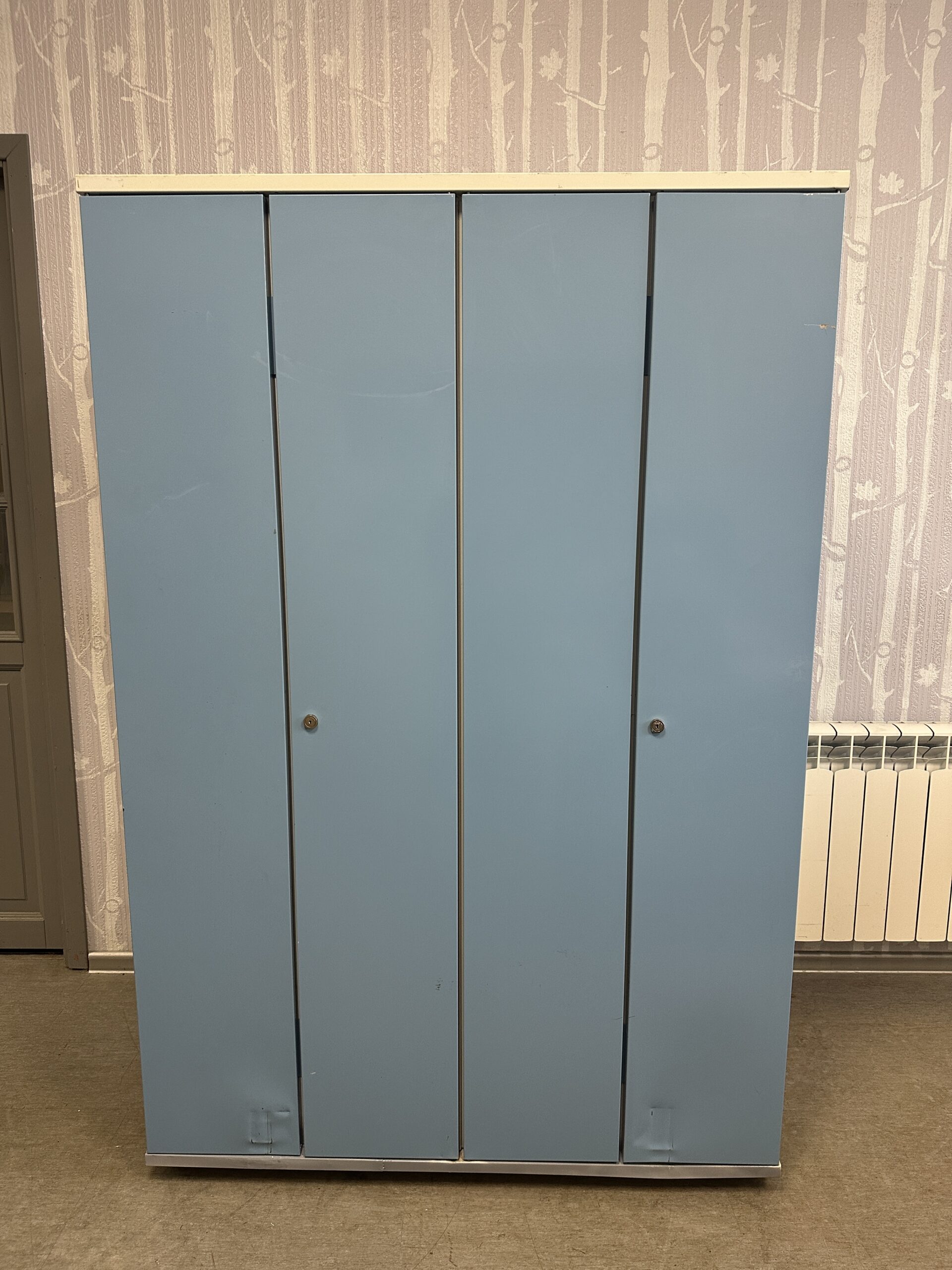 Helesinine garderoobikapp/metall riidekapp 4 uksega 119x55x178cm