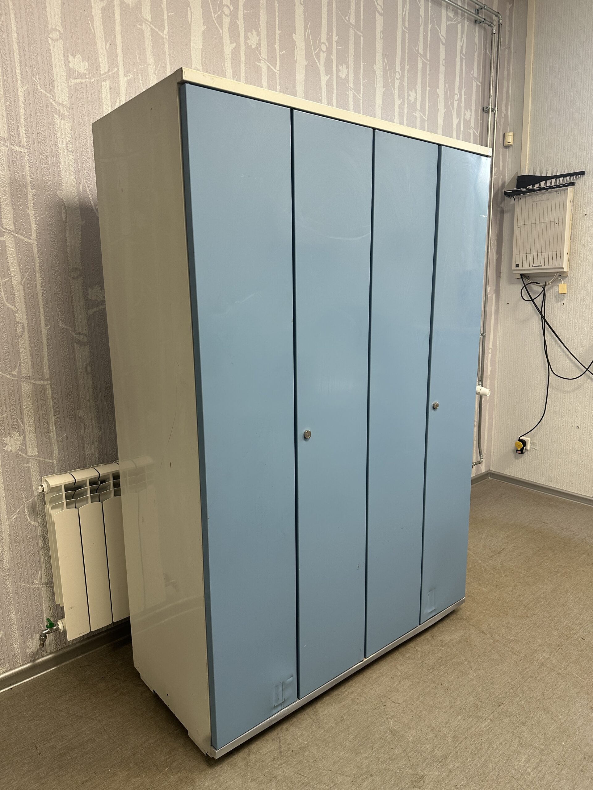 Helesinine garderoobikapp/metall riidekapp 4 uksega 119x55x178cm - Pilt 2