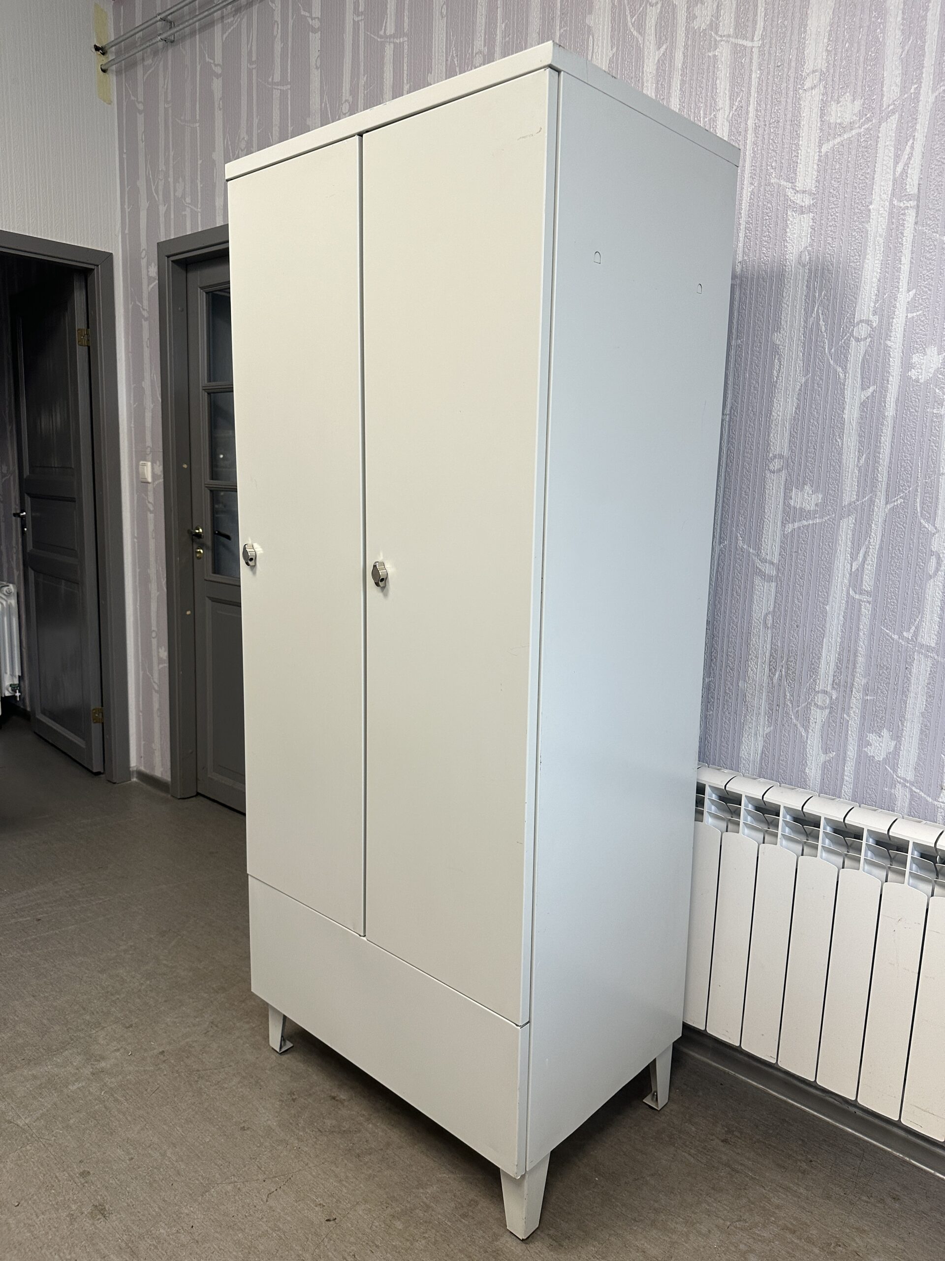 Valge garderoobikapp/metall riidekapp 2 uksega 80x54x192cm - Pilt 3