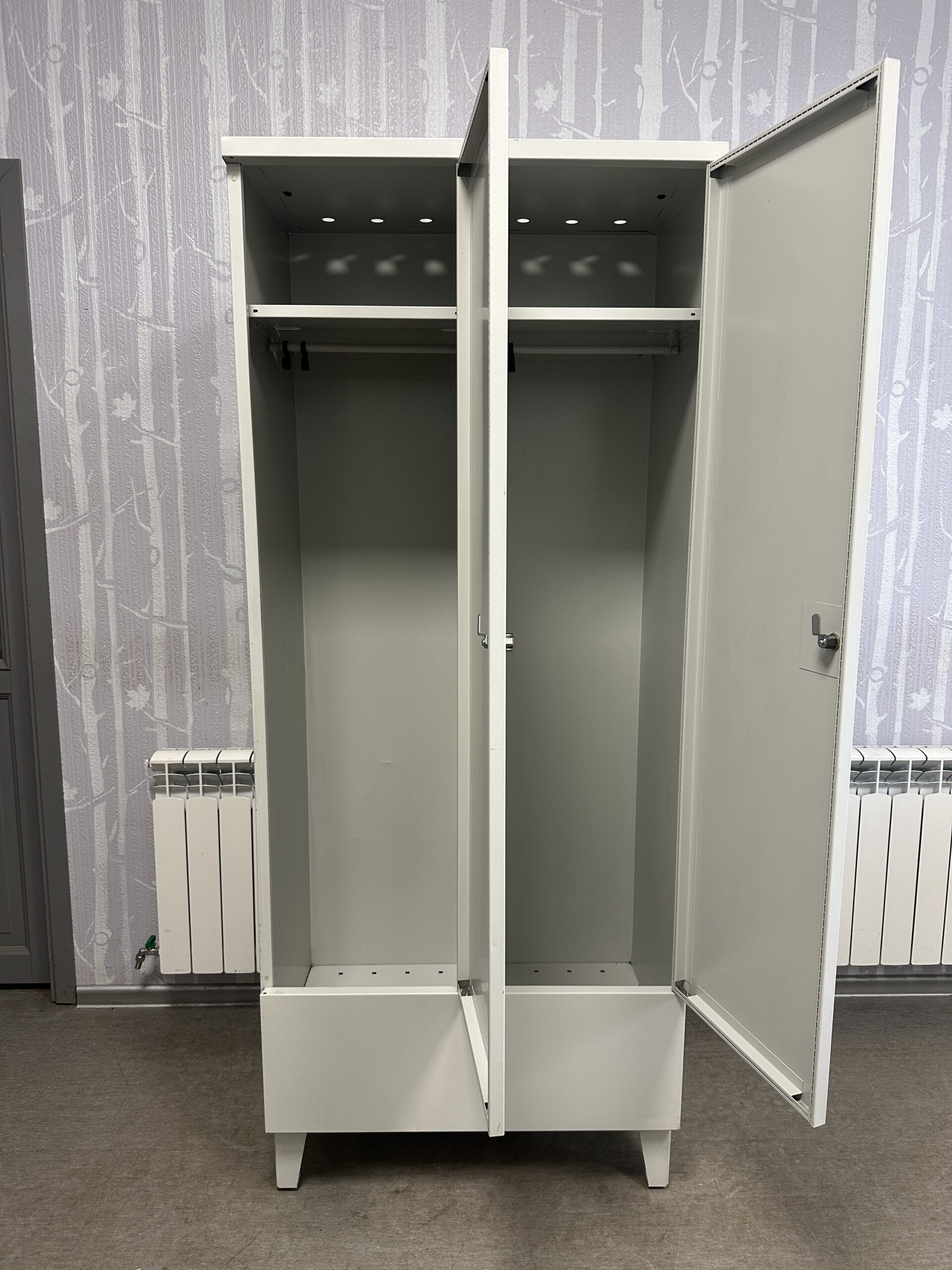 Valge garderoobikapp/metall riidekapp 2 uksega 80x54x192cm - Pilt 4
