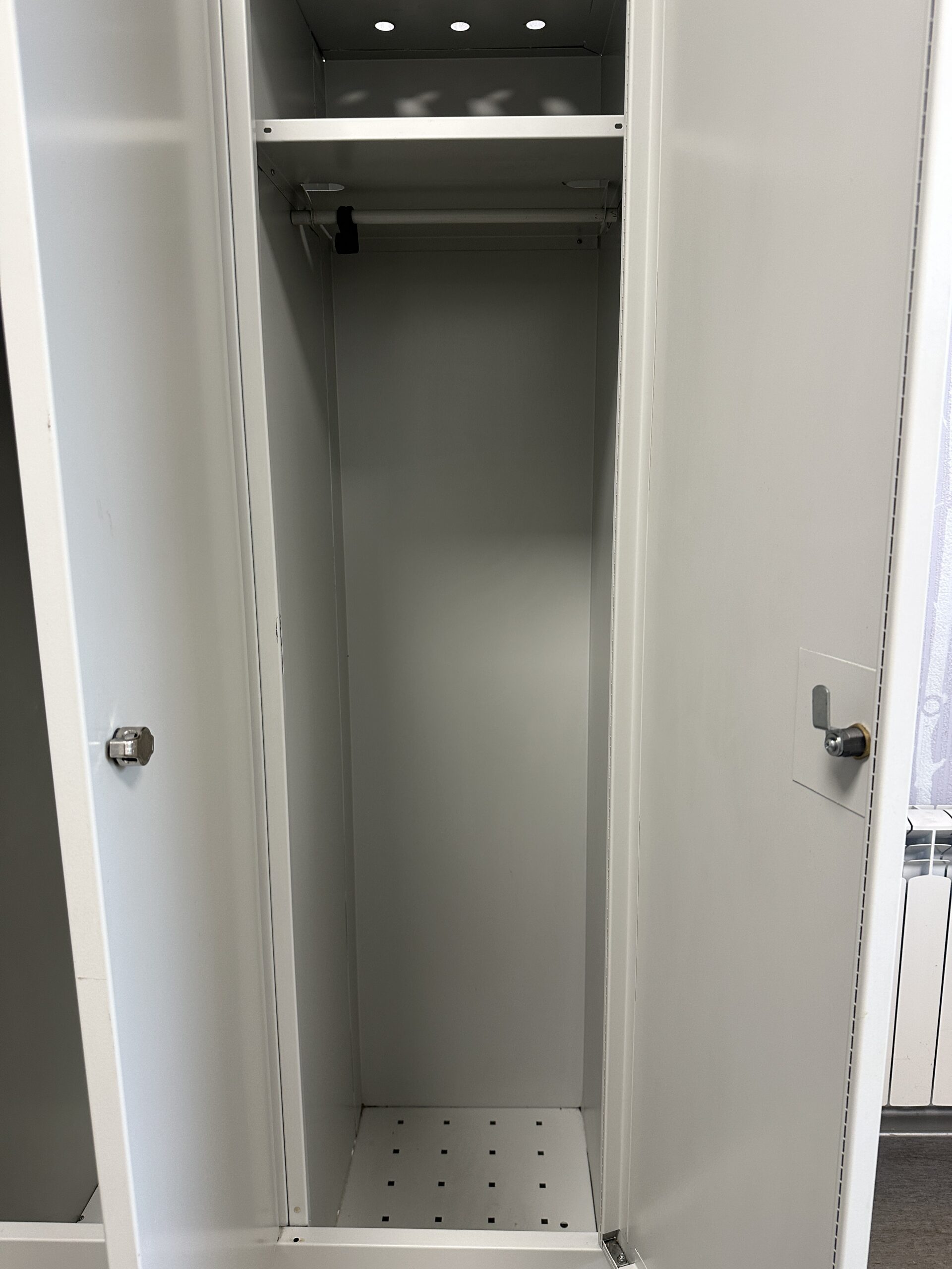 Valge garderoobikapp/metall riidekapp 2 uksega 80x54x192cm - Pilt 5