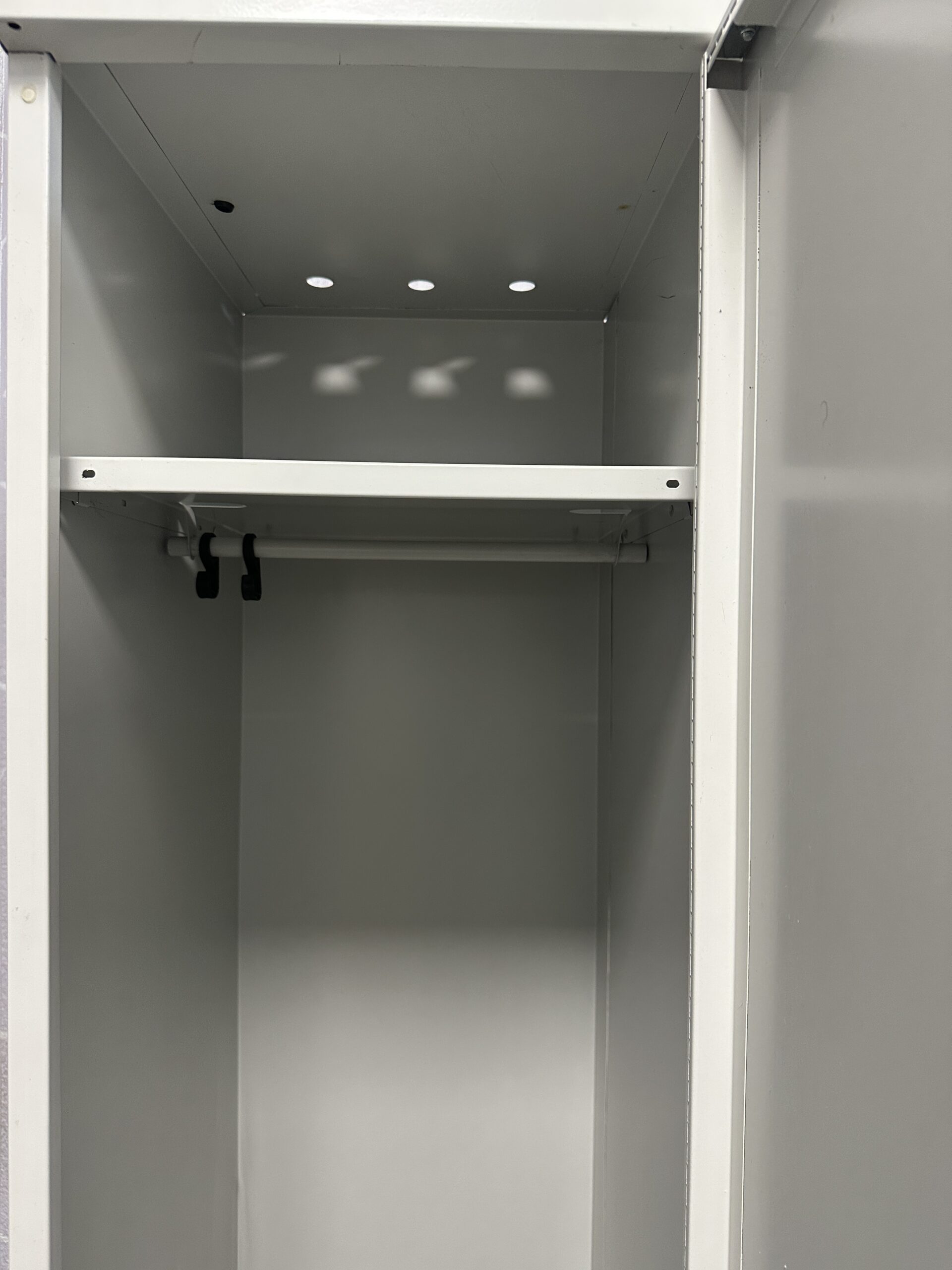 Valge garderoobikapp/metall riidekapp 2 uksega 80x54x192cm - Pilt 6
