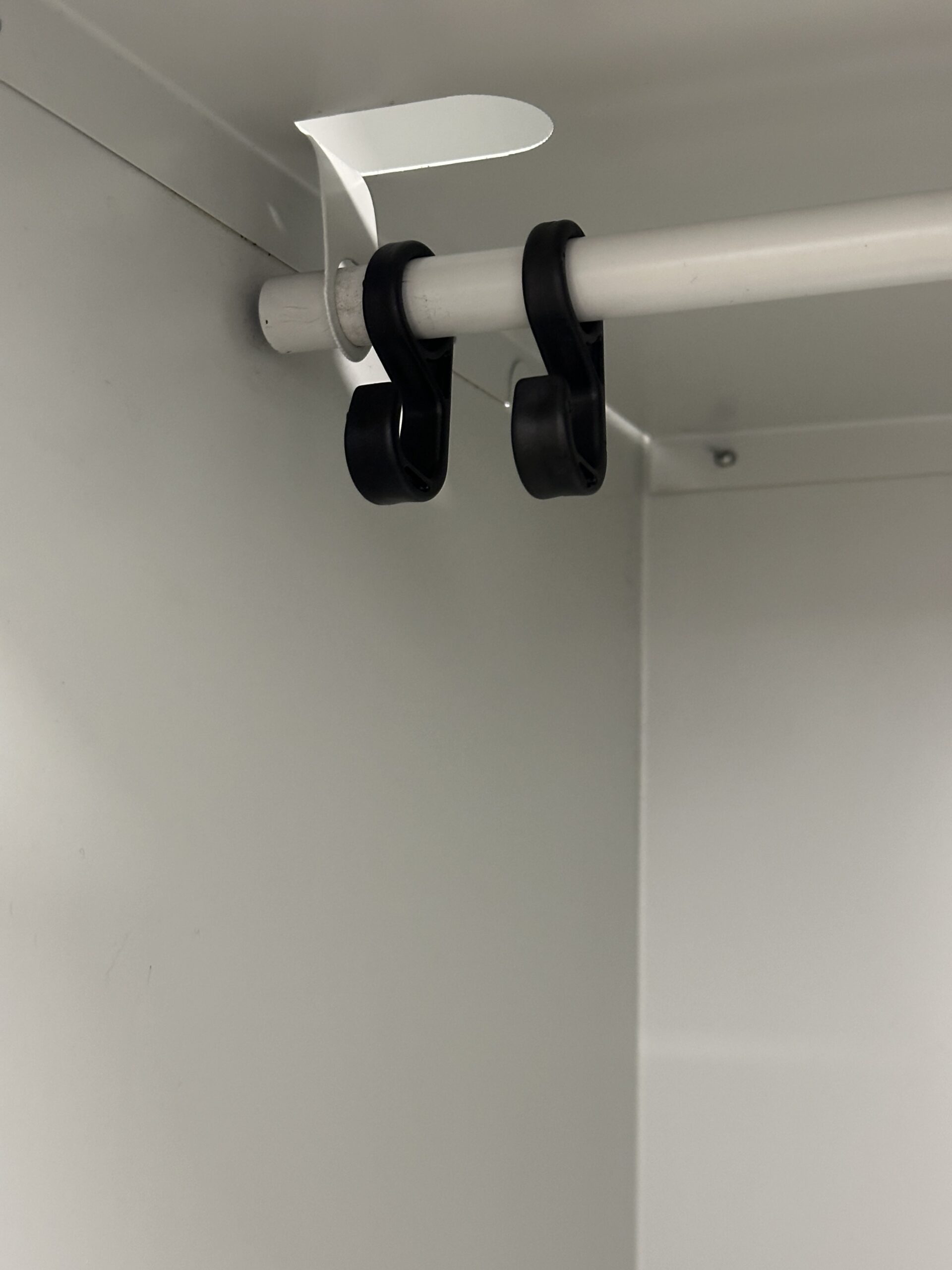 Valge garderoobikapp/metall riidekapp 2 uksega 80x54x192cm - Pilt 7