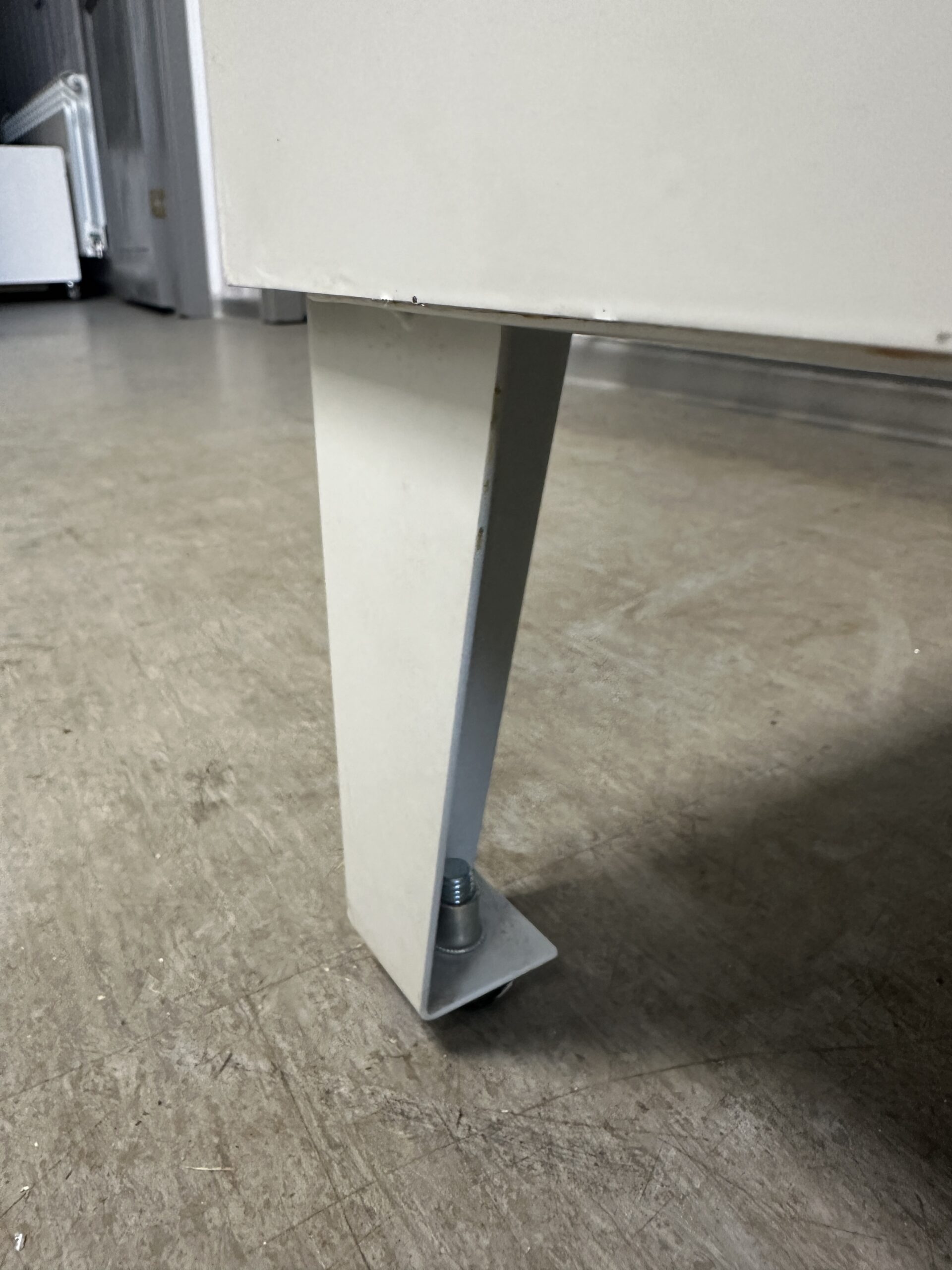 Valge garderoobikapp/metall riidekapp 2 uksega 80x54x192cm - Pilt 9